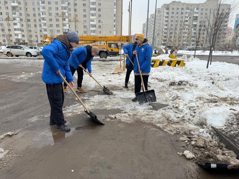 В Астане волонтеры раздали работникам коммунальных служб горячий чай и баурсаки