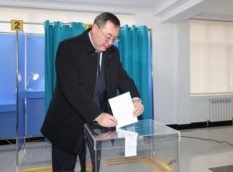 Аким Алматинской области Марат Султангазиев принял участие в республиканском референдуме