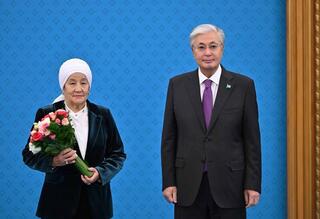 Губаева Мугильсин Маулетовна - ветеран педагогического труда из Мангистауской области, награждена государственной наградой «Қазақстанның еңбек сіңірген ұстазы»