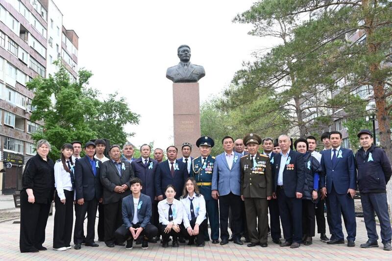 В Актобе состоялся торжественный митинг и возложение цветов к памятнику первого казахского генерал-лейтенанта Жансена Кереева