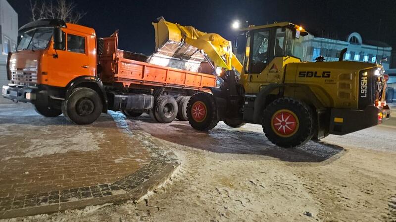 Свыше тысячи единиц спецтехники вышли на уборку снега в Астане в ночную смену