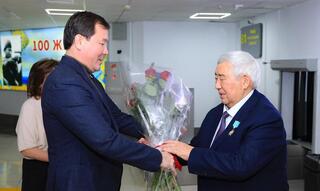 Земляки встретили в аэропорту Амангоса Тулеуова, удостоенного звания «Қазақстанның Еңбек Ері»