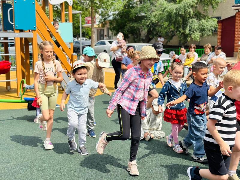 В день защиты детей 10 новых дворов открыли в столичном районе Байконыр