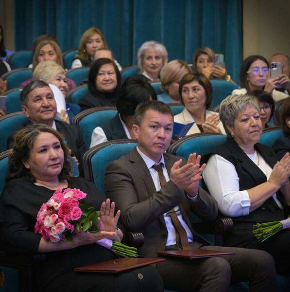 Аким Павлодарской области поздравил учителей с профессиональным праздником