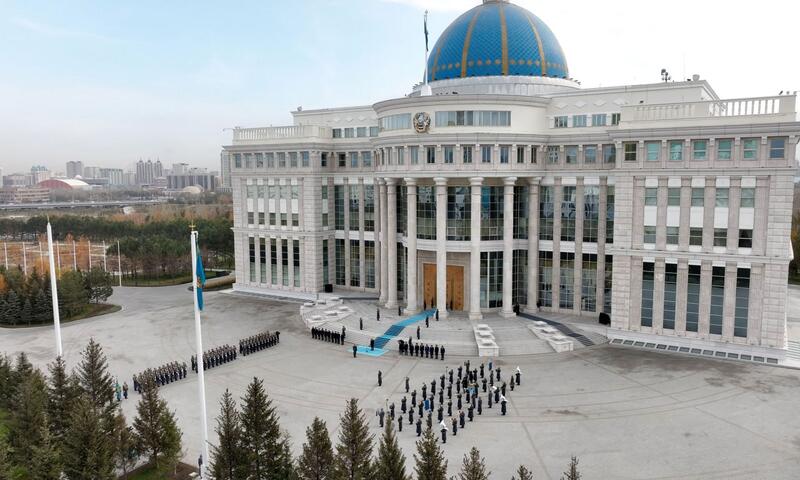 Президент принял участие в церемонии поднятия Государственного флага