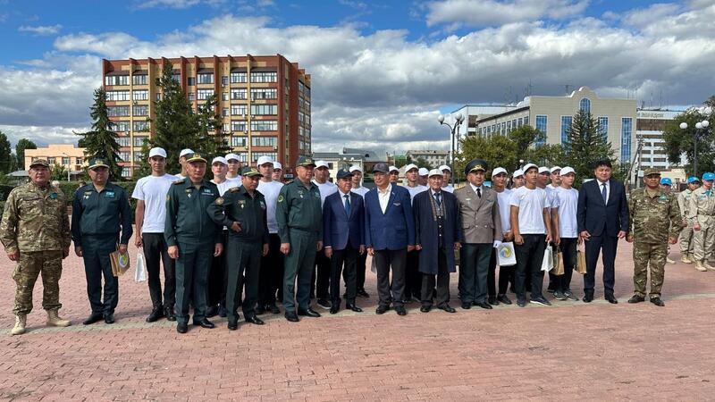 Западно-Казахстанская область поддержала эстафету «Сарбаз жолы»: призывников проводили на службу в Алматы