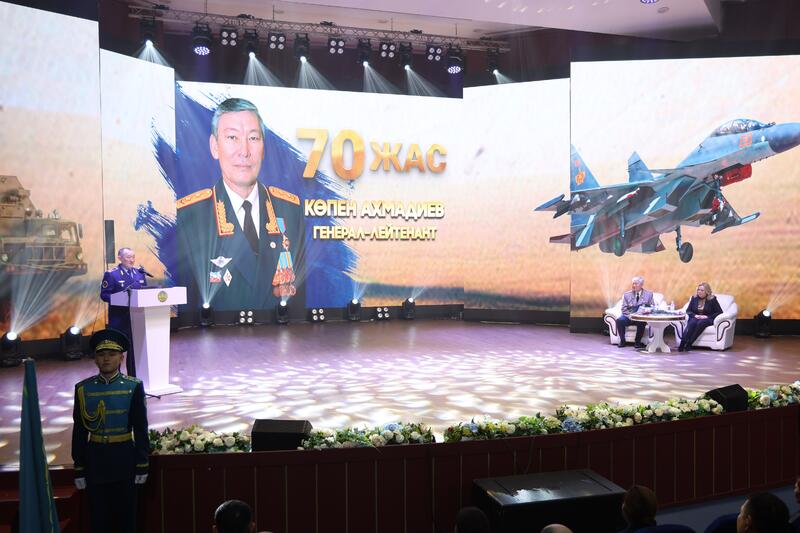 В Астане ветерана Сил воздушной обороны Копена Ахмадиева поздравили с юбилеем