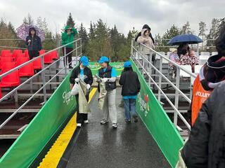 После концерта - за чистоту: волонтеры Алматы провели уборку на площади Астана