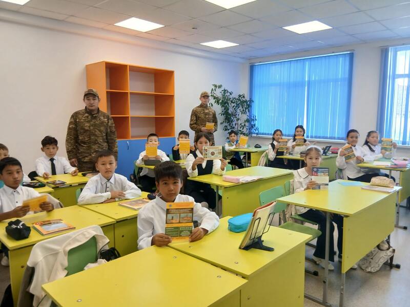 В День знаний спасатели ВКО напомнили школьникам о безопасности