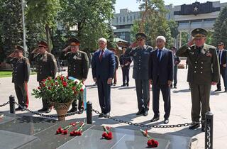 Министры обороны возложили венки к мемориалу героев войны