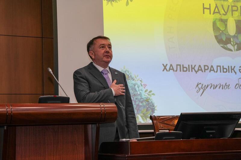 Министр юстиции Республики Казахстан Ерлан Сарсембаев поздравил всех представительниц прекрасного пола, работающих в органах юстиции, с праздником 8 марта – Международным женским днём