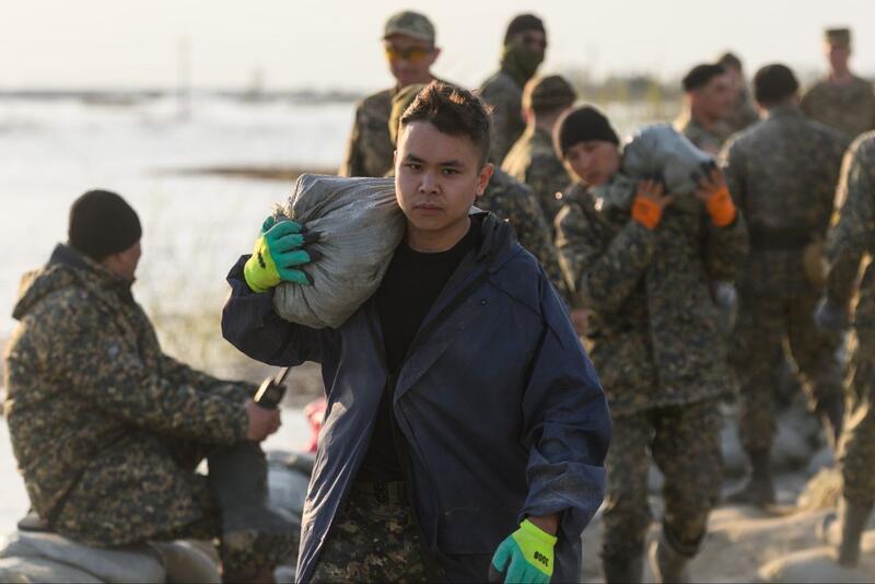 В СКО третий день борются с водой: дамбу продолжают укреплять