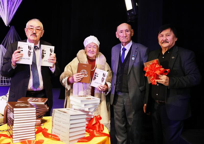 Аким Жамбылской области поздравил писателя и драматурга Елена Алимжана с 80-летием