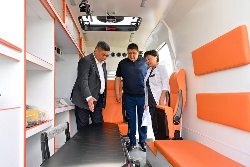 Аксуатская районная больница получила новые медицинские автомобили