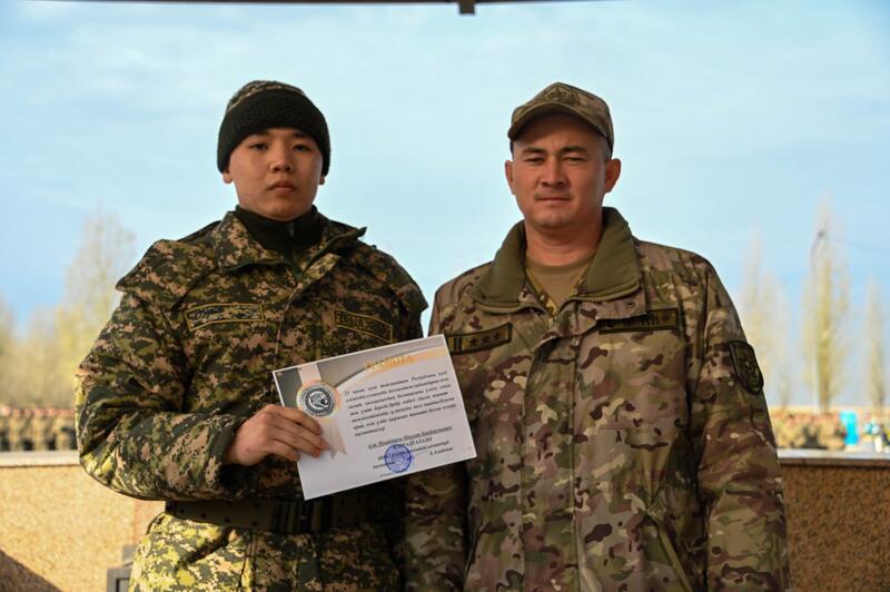 В День Республики в воинских частях прошла церемония поднятия Государственного флага
