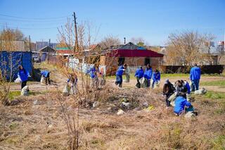 Около 200 волонтеров и жителей столицы вышли на уборку набережной Есиля