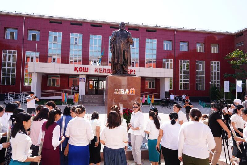 К памятнику Абая Кунанбаева возложены цветы
