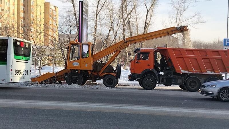 Около двух тысяч единиц спецтехники заняты в уборке снега в Астане