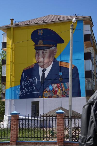 В посёлке Касыма Кайсенова появился мурал, посвященный народному герою