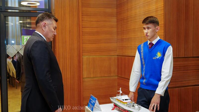 Аким ВКО встретился с одарёнными детьми