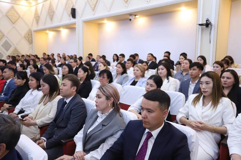 В Мангистау ко Дню государственных служащих наградили лучших представителей отрасли