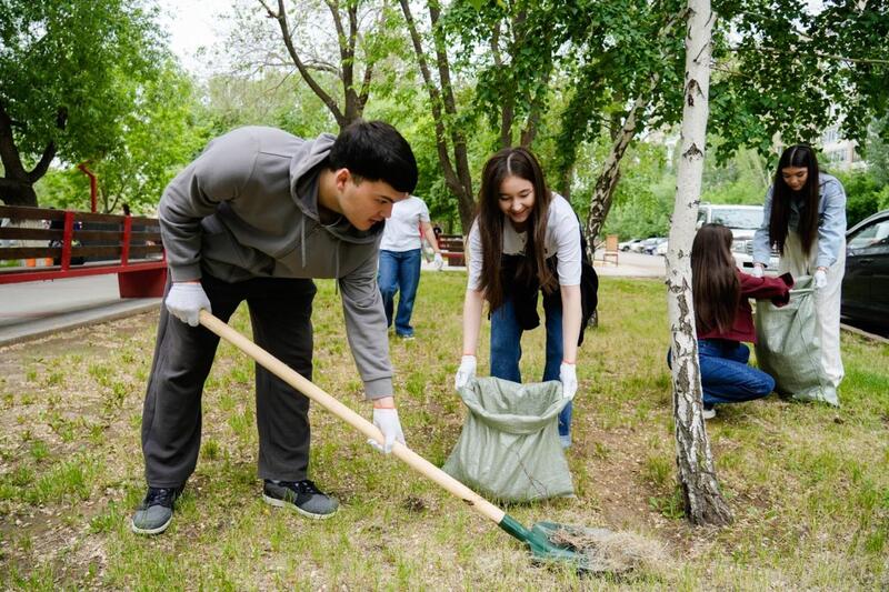 Более 100 студентов и волонтеров поддержали акцию «Таза Қазақстан» и провели субботник в Астане