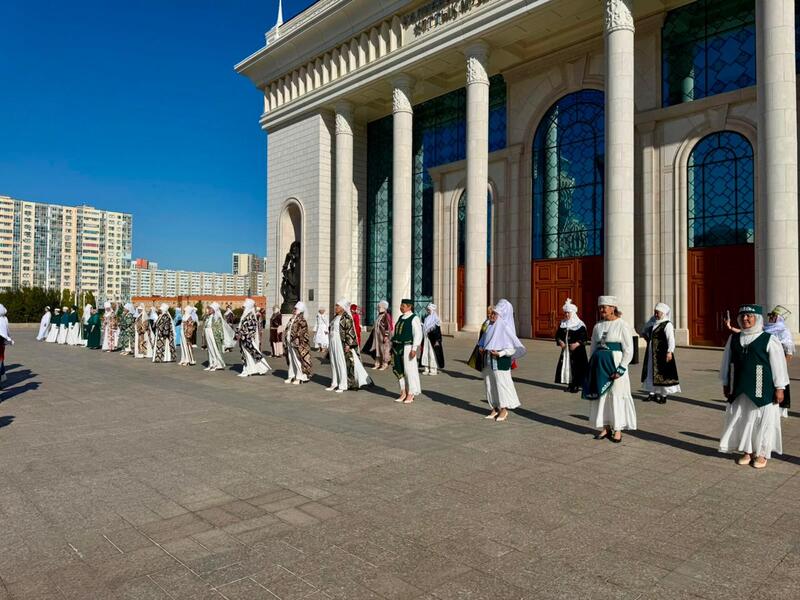 Белсенді өмір, ұлттық өнер және достық: Астанада қарттар арасында ауданаралық флешмоб өтті