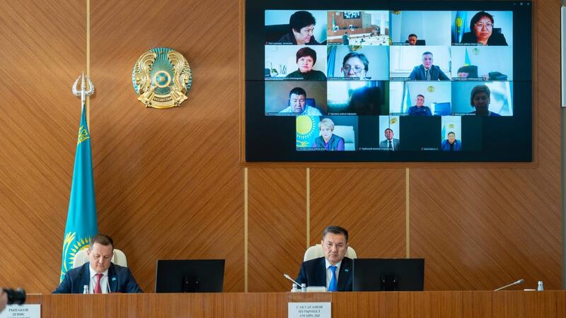 В ВКО для очистки дорог от снега подготовлено 800 машин