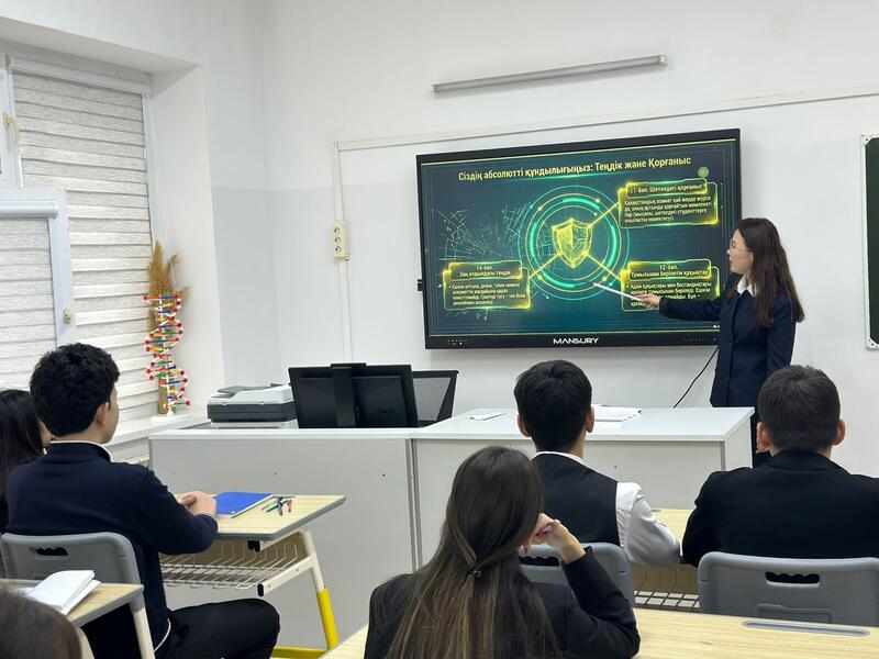 Школьники проходят занятия по разъяснению норм новой Конституции