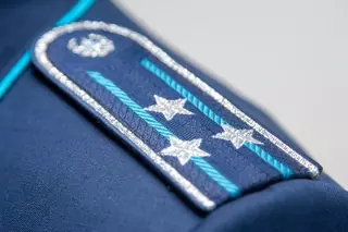 Полицейские спасли двух малолетних детей, оставшихся одних в квартире в Актау