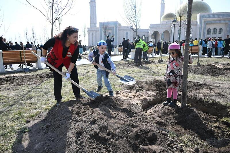 Аким Алматы принял участие в посадке деревьев в рамках празднования Наурыза