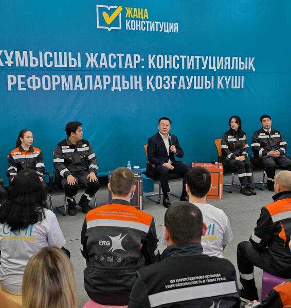 Молодежь Аксу обсудила с акимом области проект новой Конституции и будущее региона