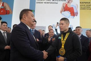 Ключи от квартиры вручили боксеру Оразбеку Асылкулову