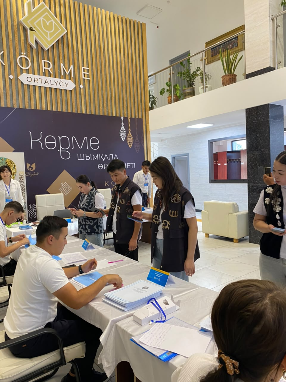 В ШЫМКЕНТЕ МОЛОДЕЖЬ ПРИШЛА НА ИЗБИРАТЕЛЬНЫЕ УЧАСТКИ В НАЦИОНАЛЬНОЙ ОДЕЖДЕ