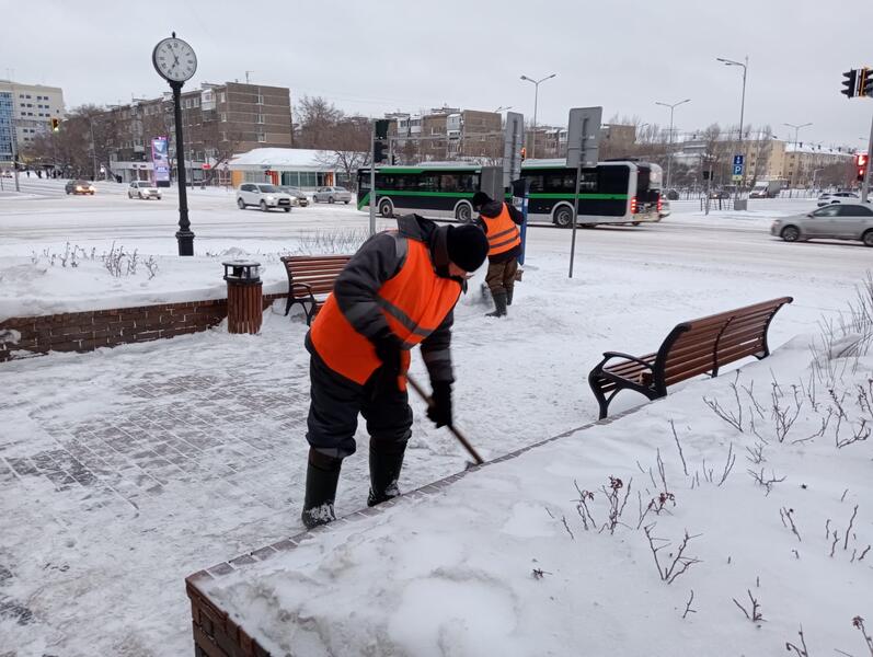 Около трех тысяч дорожных рабочих задействовано в снегоуборочных работах в Астане