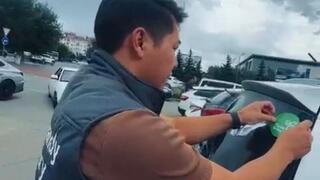 5 тысяч наклеек «Таза Қазақстан» раздала молодёжь Караганды водителям автомобилей