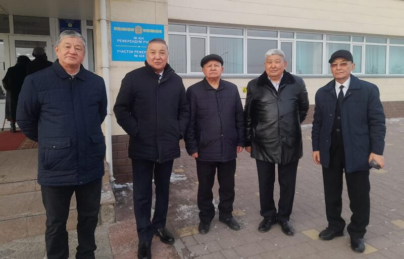 Самыми первыми пришли аксакалы