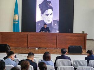 Полицейские почтили память Бауыржана Момышулы в Караганде