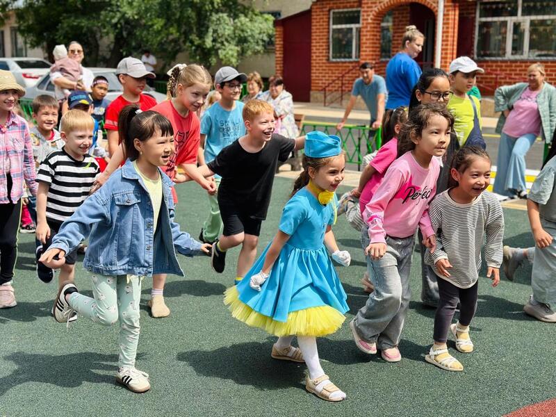В день защиты детей 10 новых дворов открыли в столичном районе Байконыр
