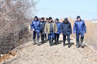 Марат Ахметжанов осмотрел проводимые противопаводковые работы в селе Красный яр