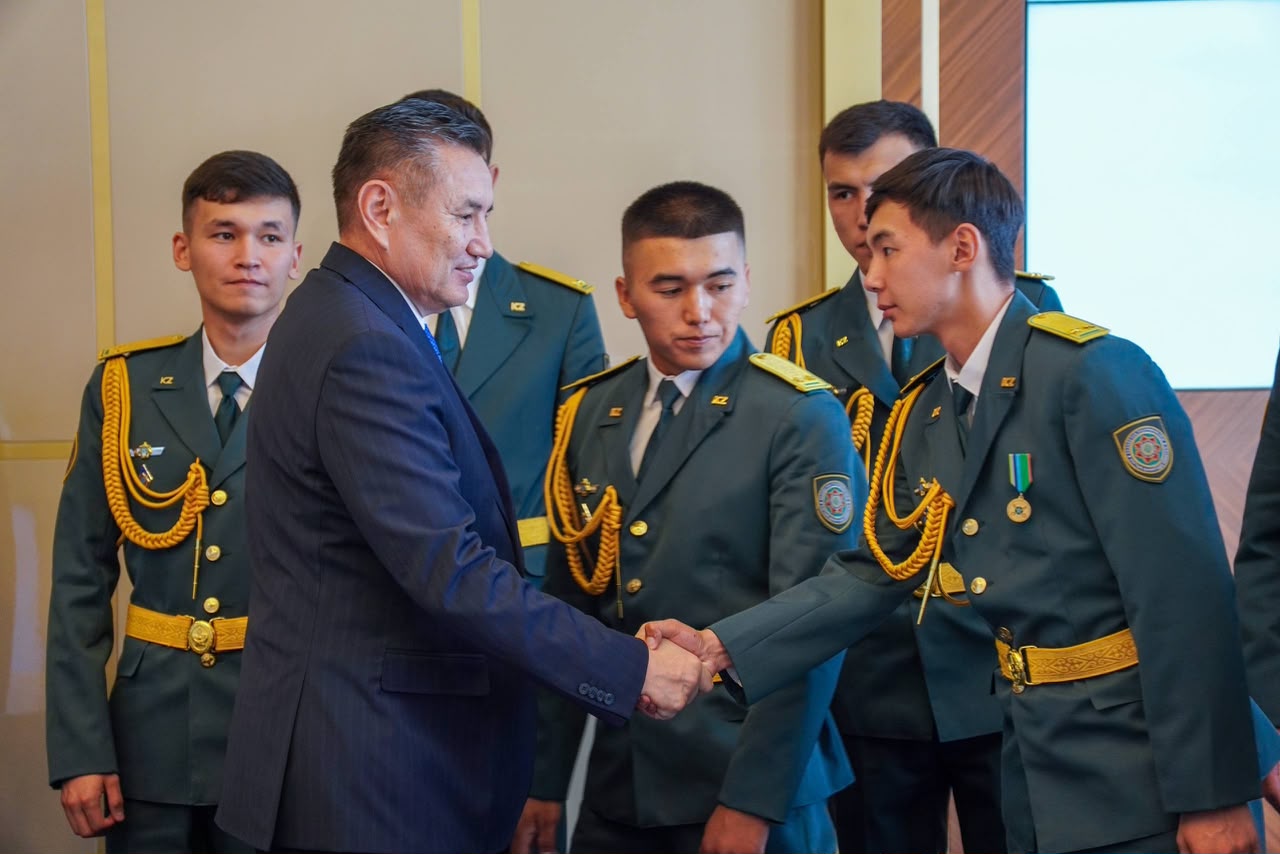 Молодые офицеры-пограничники начинают службу на границе Восточного Казахстана