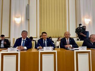 В связи со вступлением в силу новой Конституции Республики Казахстан председатель маслихата области Абай, член Конституционной комиссии Шалкар Байбеков отметил историческое значение нового Основного Закона для развития страны: