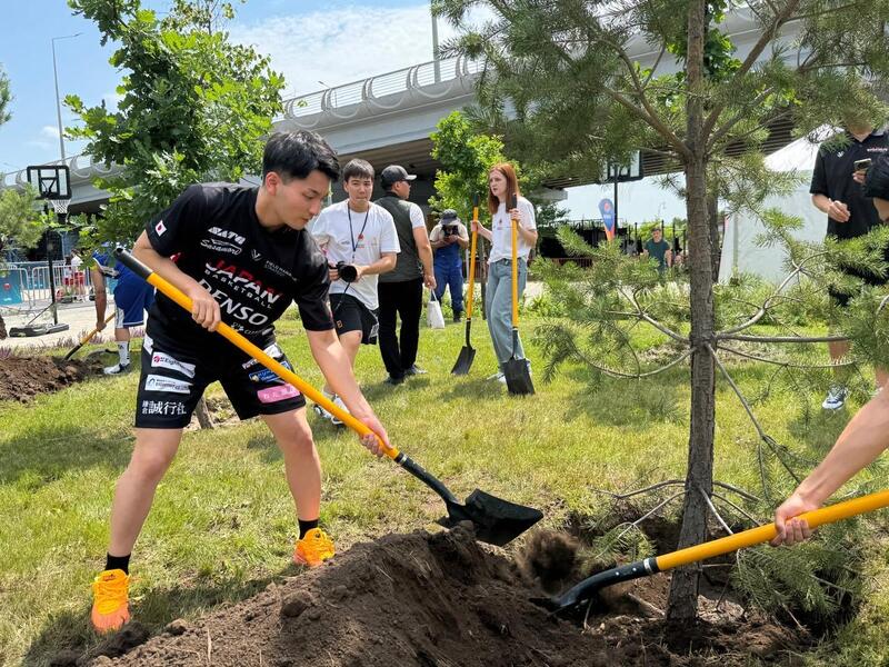 «Таза Қазақстан»: участники чемпионата мира по баскетболу посадили деревья в Астане