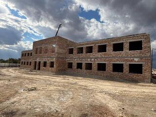 В городе Каражал области Ұлытау за счет возвращенных государству средств возводится школа на 80 мест