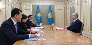 Президент провел рабочую встречу с руководством Конституционной комиссии