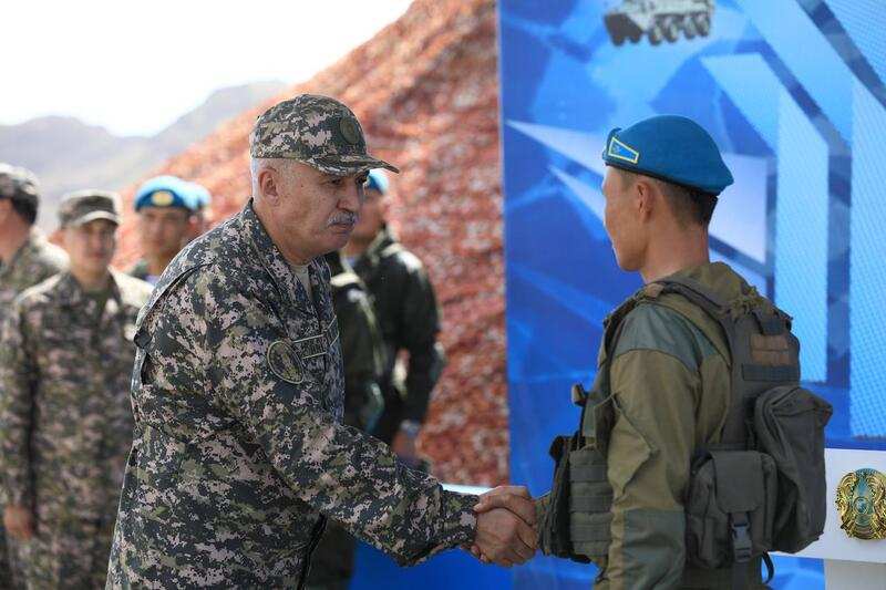 Министр обороны наградил военнослужащих Вооруженных сил по итогам учений «Батыл тойтарыс-2023»
