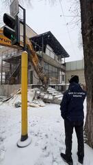 В Алматы снесли очередную незаконную пристройку к многоквартирному жилому дому