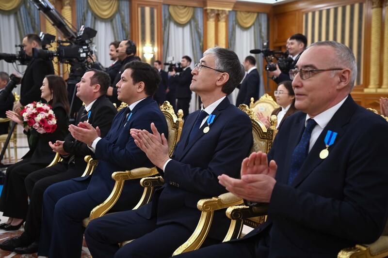 ГЛАВА ГОСУДАРСТВА ВРУЧИЛ КЛЮЧИ ОТ КВАРТИР МОЛОДЫМ УЧЕНЫМ