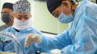 Профессор из Москвы провёл уникальные операции карагандинским детям