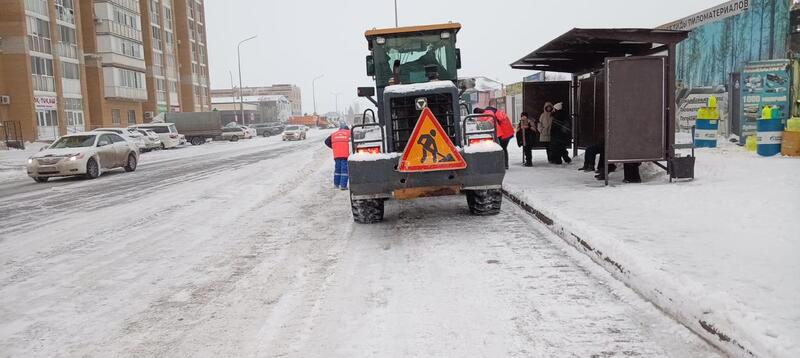 Около двух тысяч единиц спецтехники вывели на уборку снега в Астане